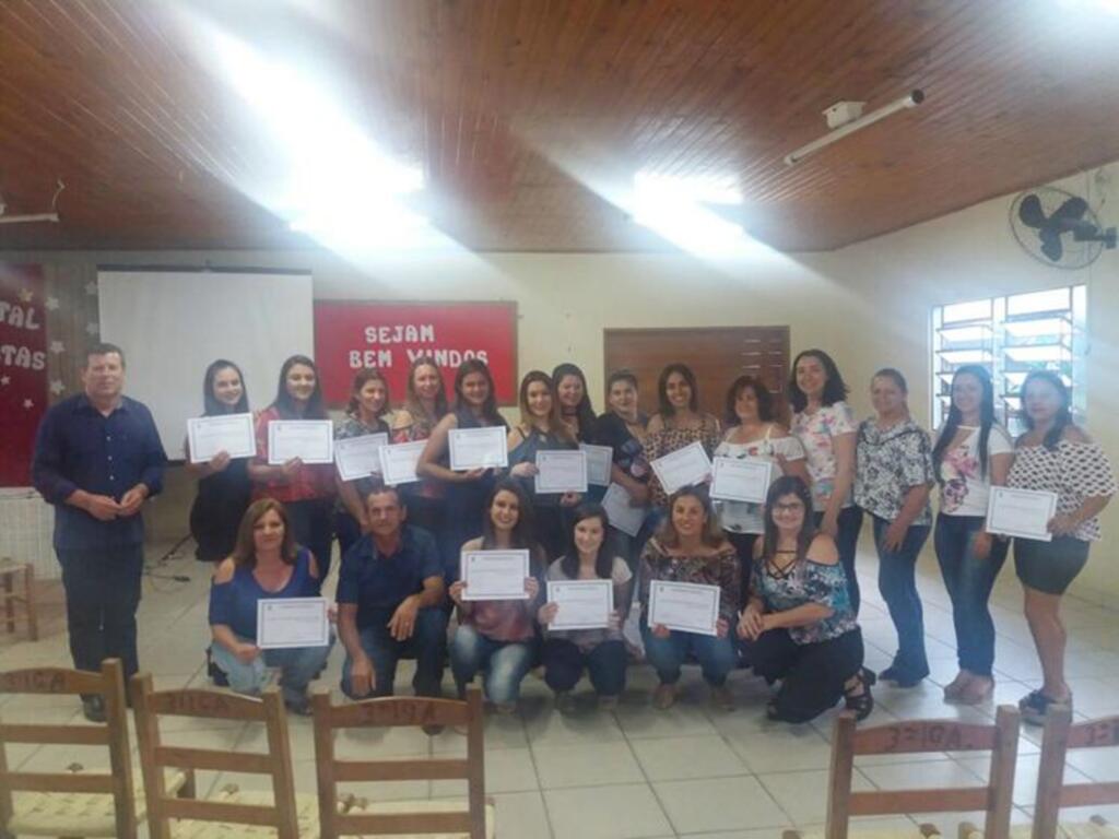 SECRETARIA DE ASSISTÊNCIA SOCIAL FORMA  25 ALUNAS NO CURSO DE CORTE E COSTURA