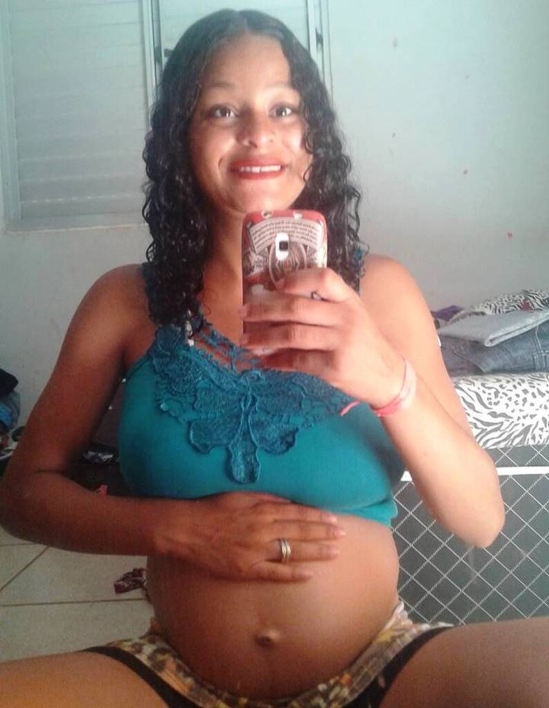  - Gabrielle Barcelos tinha 18 anos e estava grávida de 8 meses (Foto: Reprodução/Facebook)