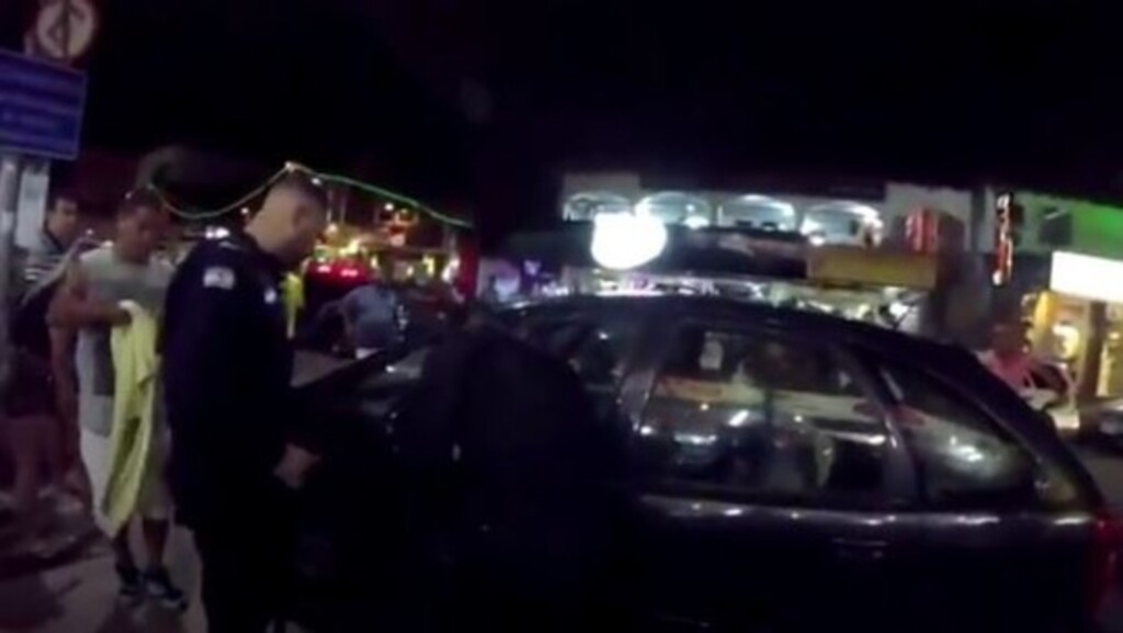 GUARDAS QUEBRAM JANELA DE CARRO PARA RESGATAR IDOSA DE 92 ANOS EM FLORIANÓPOLIS