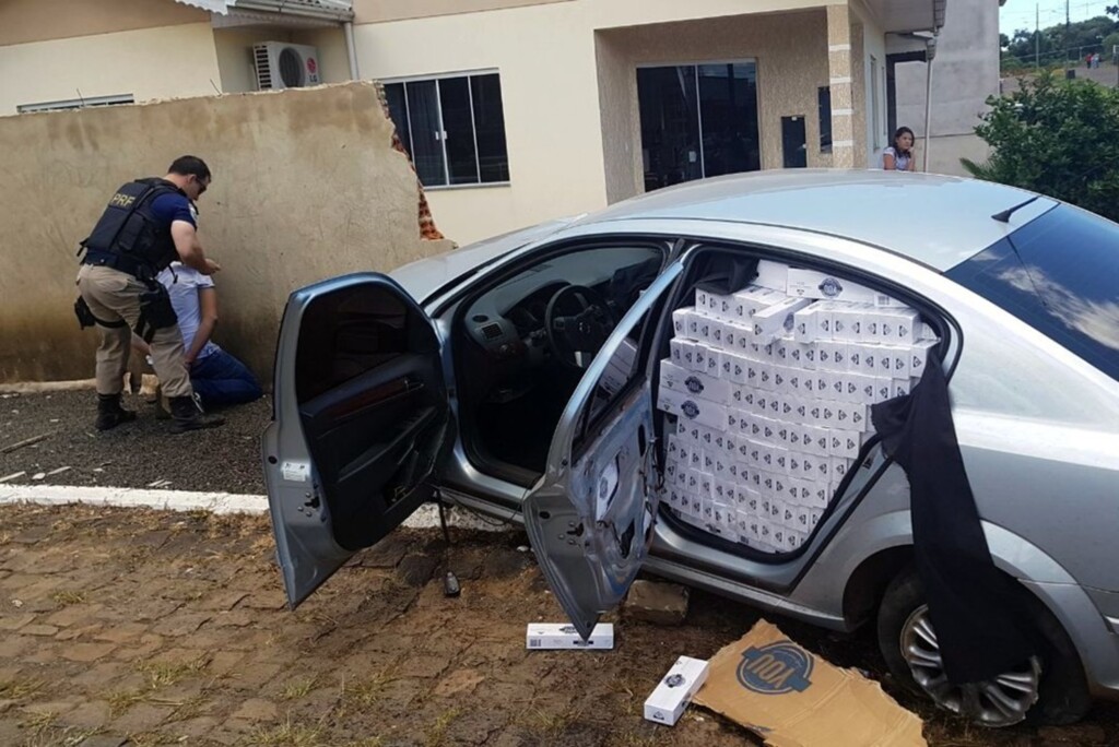  - Cigarros foram apreendidos dentro de carro roubado, durante fiscalização da PRF-SC. (Foto: PRF-SC/Divulgação)