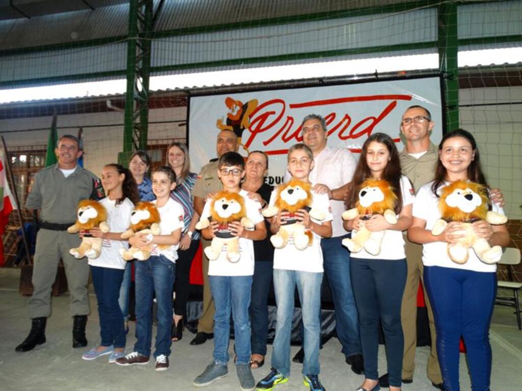 PROERD EM PRAIA GRANDE FORMA MAIS DE 100 JOVENS