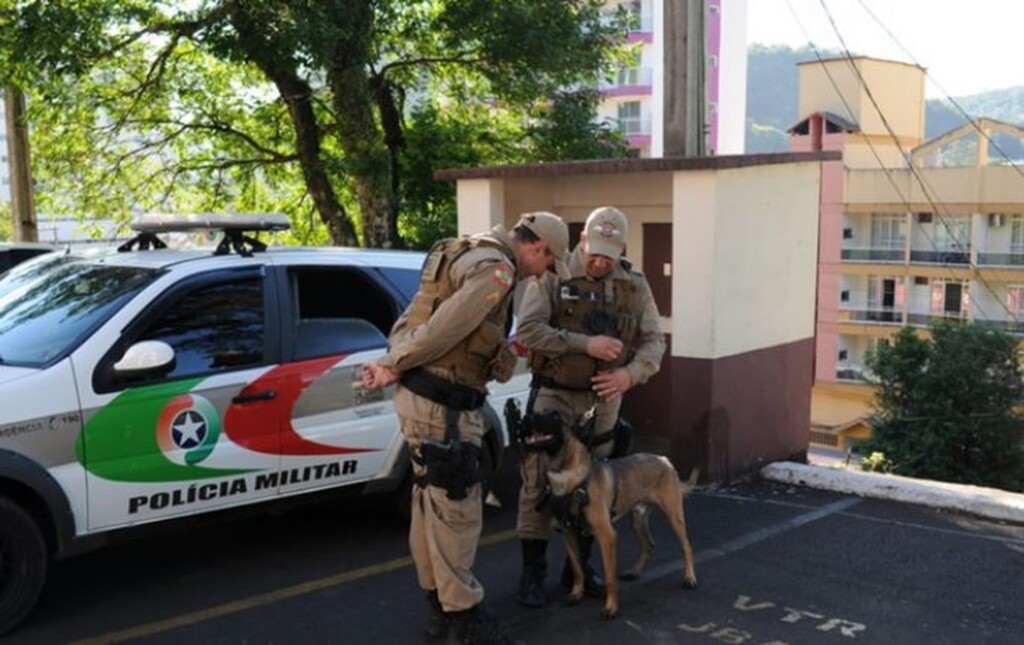 SUSPEITO CONFESSA ASSALTO APÓS SER IDENTIFICADO POR CÃO FAREJADOR, DIZ PM