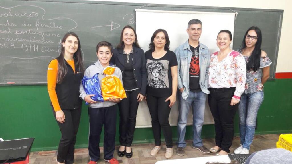 GERED ENTREGA PREMIAÇÃO AOS ALUNOS VENCEDORES  DO CONCURSO DE PARÓDIA SOBRE ALIMENTAÇÃO SAUDÁVEL
