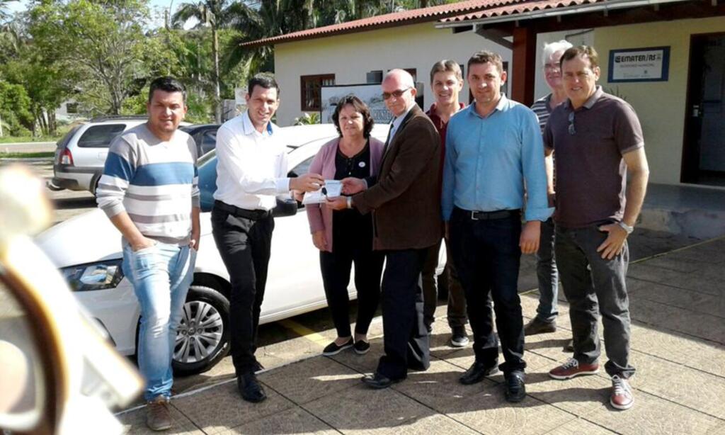 PREFEITO LUIZ ENTREGA  CARRO 0KM À SECRETARIA DE SAÚDE DE MORRINHOS DO SUL