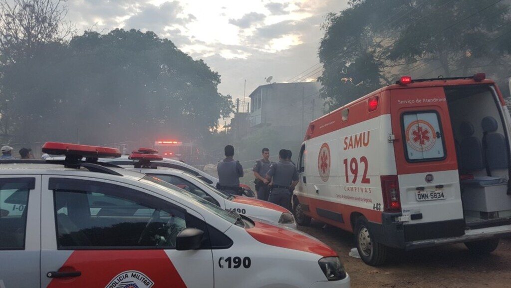  - Casa onde moravam as vítimas, em Sousas, foi incendiada pelo atirador (Foto: Polícia Militar/Divulgação)