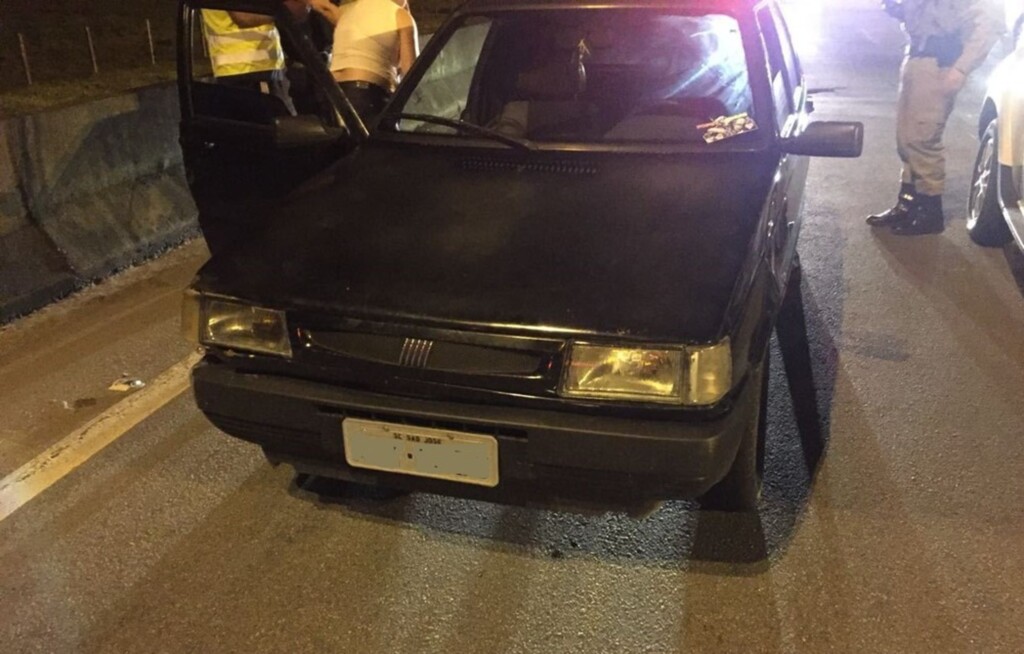  - Carro foi abordado pela polícia em Itapema (Foto: PM/Divulgação )