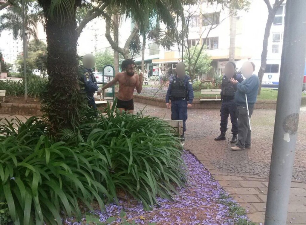  - Bailarino foi contido durante apresentação em praça de Caxias do Sul (Foto: Arquivo Pessoal)