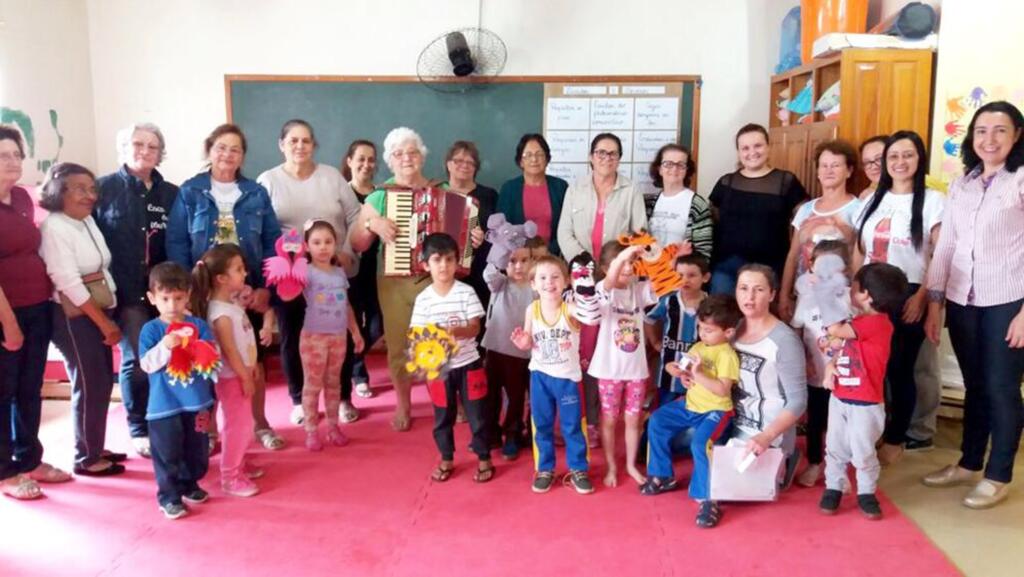 GRUPO AMIZADE VISITA A CRECHE EM TARDE INTERGERACIONAL EM SÃO JOÃO DO SUL