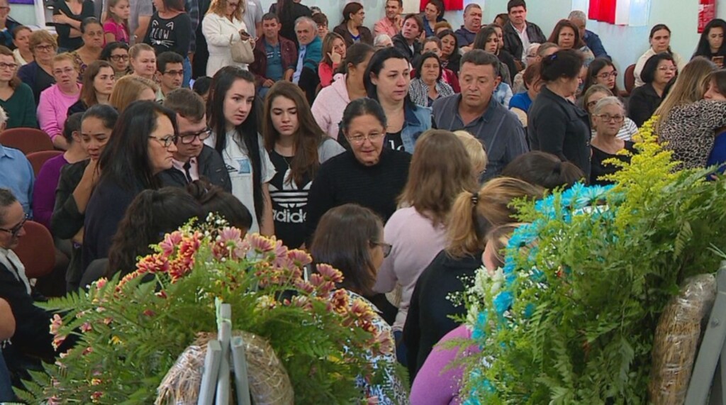  - Velório ocorreu neste domingo (22) em igreja evangélica de Sapiranga (Foto: Reprodução/RBS TV)