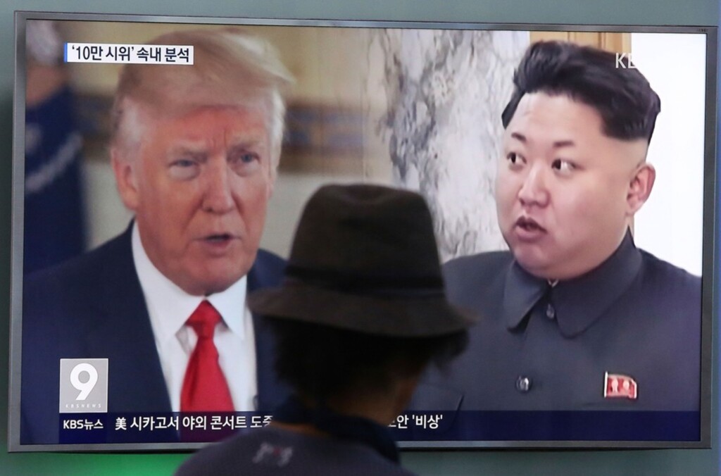  - Homem observa imagem do presidente americano, Donald Trump, e do líder norte-coreano, Kim Jong-un, em Seul, na Coreia do Sul (Foto: Ahn Young-joon/ A