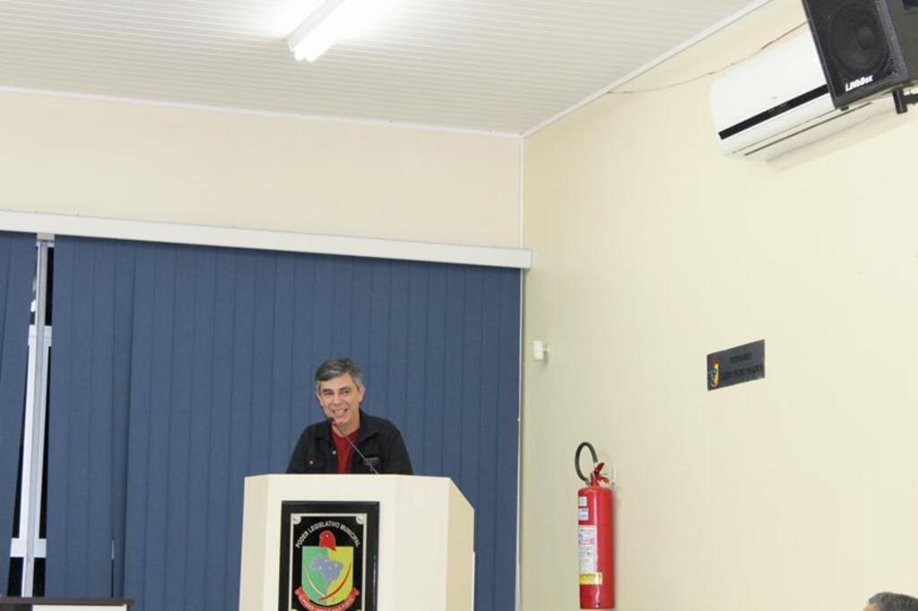 REPRESENTANTE DOS  PROFESSORES USA A TRIBUNA