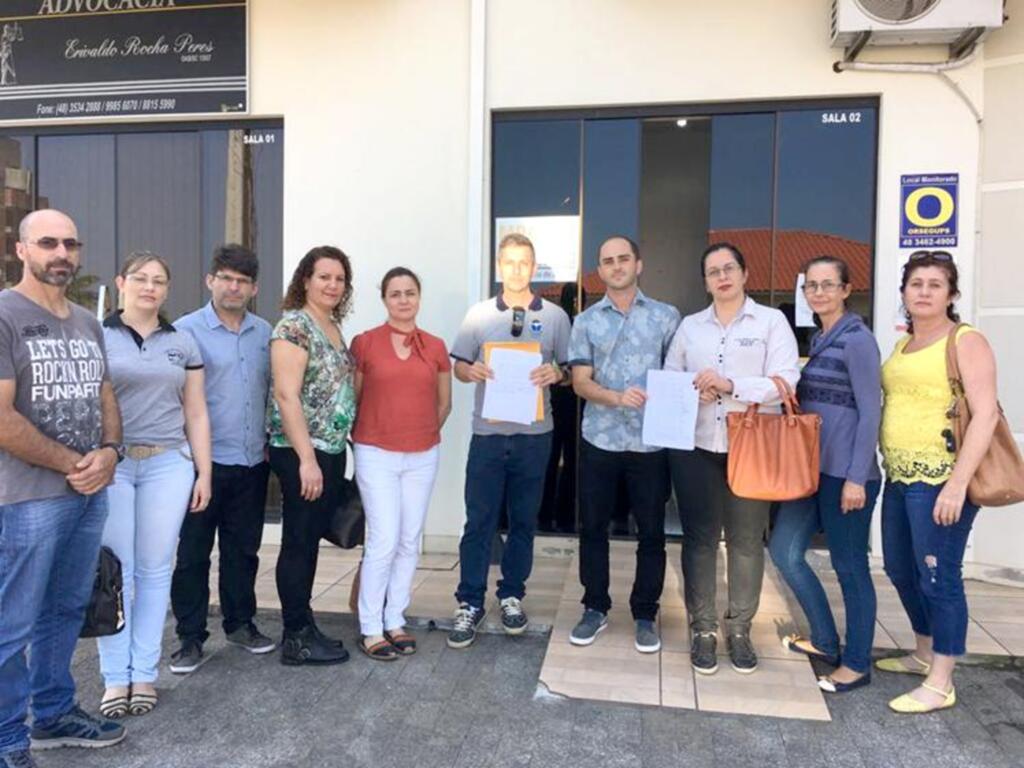 PROFESSORES FAZEM MANIFESTAÇÃO  CONTRA O GOVERNO DO ESTADO