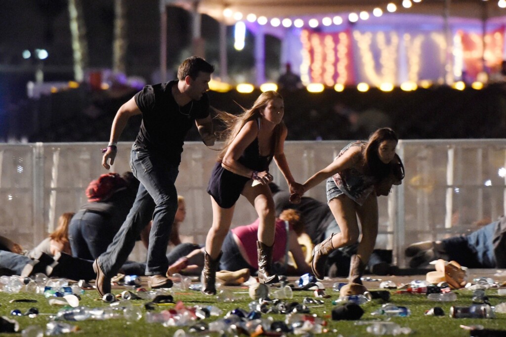  - Médicos tratam feridos enquanto polícia de Las Vegas busca por suspeitos após centenas de tiros serem disparados em frente a resort e casino de Las Vegas (Foto: Chase Stevens/Las Vegas Review-Journal via AP)
