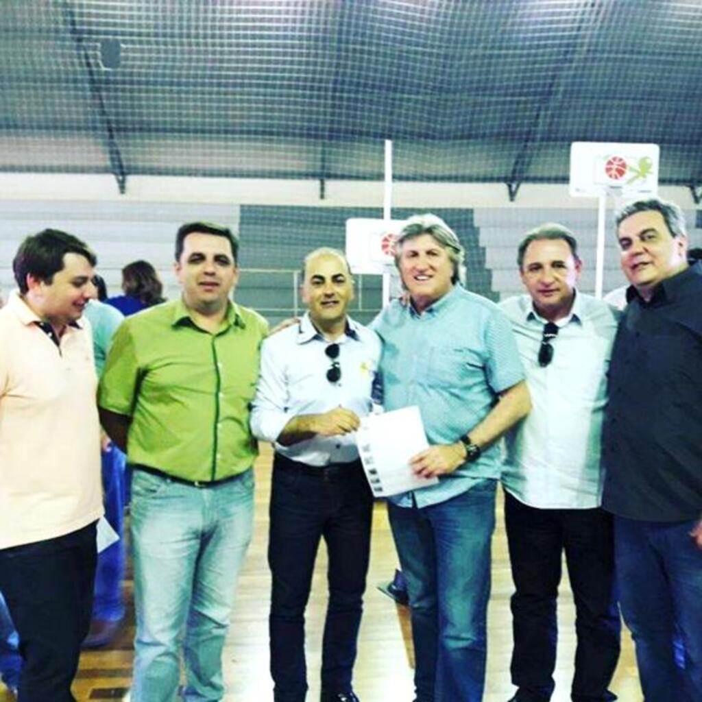 SECRETÁRIO ESTADUAL DE ESPORTE E TURISMO ENTREGA MATERIAL ESPORTIVO AO MUNICÍPIO DE PRAIA GRANDE