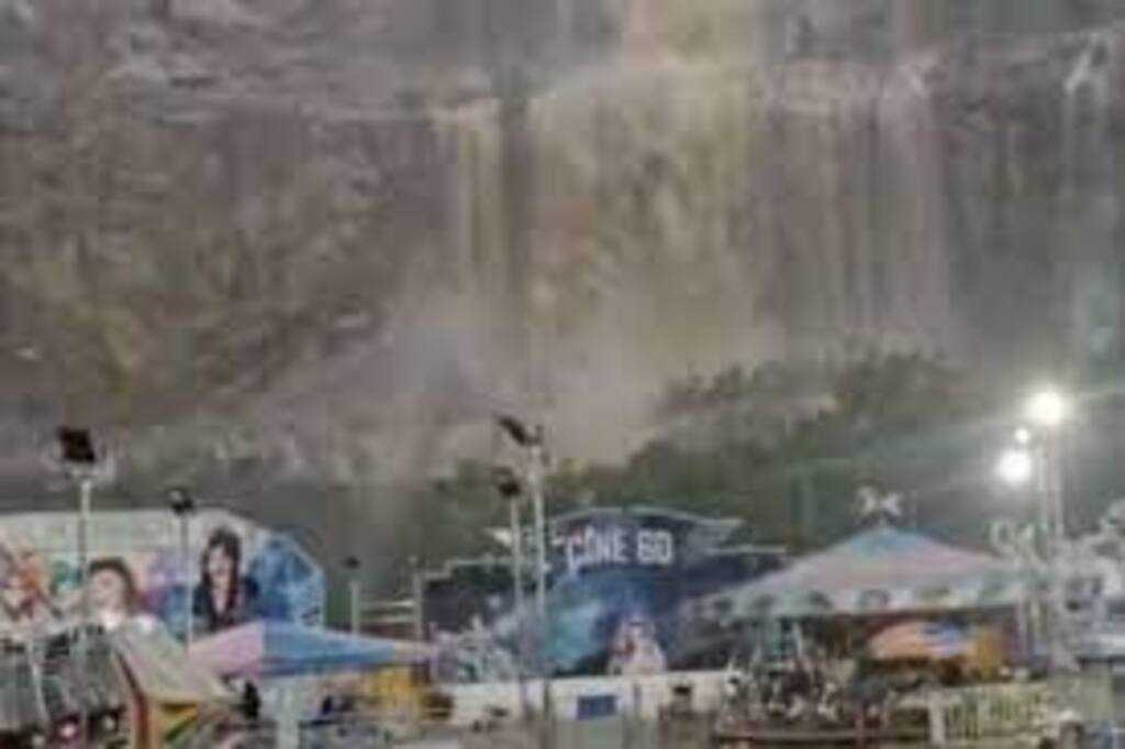 Tempestade gera cascata atrás de shopping no RJ e ganha apelido de 'Cataratas de Nova Iguaçu'