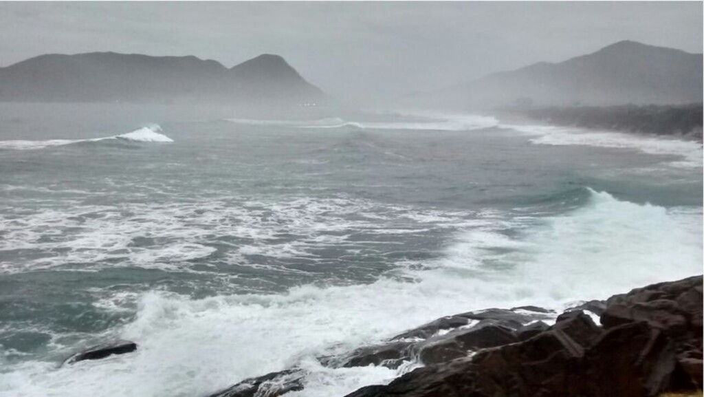  - Praia do Morro das Pedras teve prejuízos com a ressaca (Foto: Odemar Andrade/NSC TV)