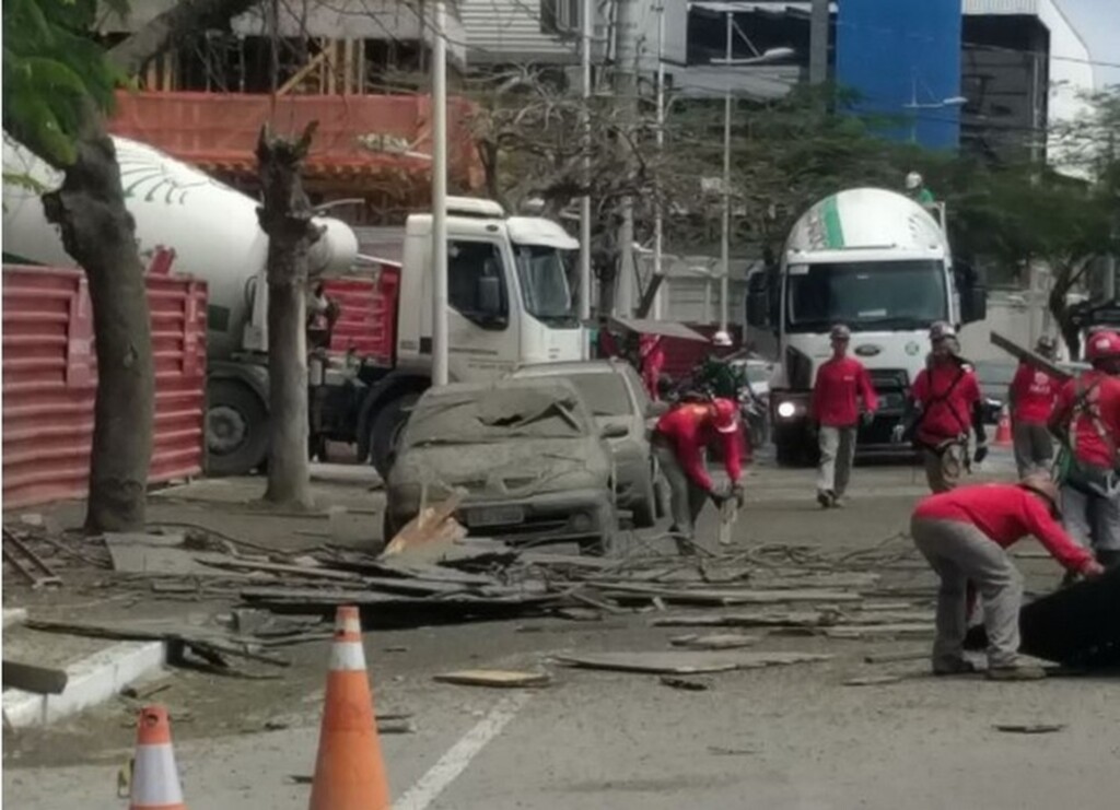  - Concreto caiu sobre carros na Avenida Normando Tedesco no Centro (Foto: Marcelo Achutti/Divulgação)