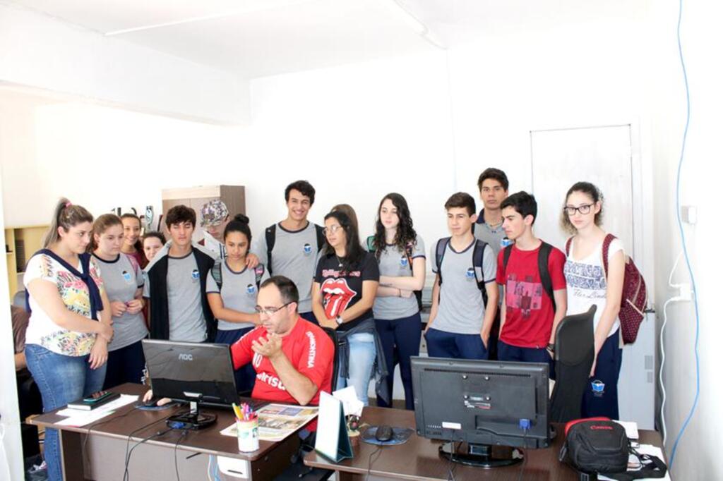 ALUNOS E PROFESSORES DA EEB MARIA SOLANGE  VISITAM A REDAÇÃO DO JORNAL INFORMATIVO REGIONAL