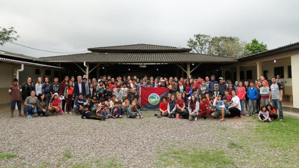 TRIBO INDÍGENA GUARANÍ 'MBYÁ NHUPORÁ'' VISITA ESCOLA AFONSO BEDINOT