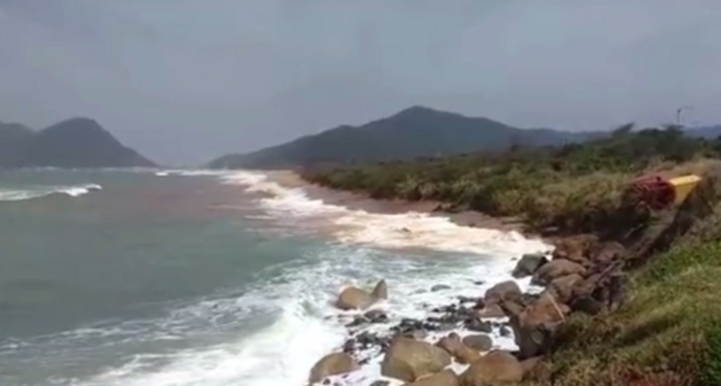  - Maré alta na praia da Armação (Foto: Rafael Beckhauser/NSC TV)