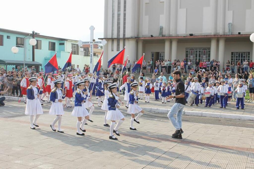 DESFILE DE 07 DE SETEMBRO LEVA  MILHARES DE PESSOAS ÀS RUAS NA REGIÃO
