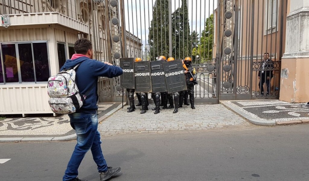  - Batalhão de choque da polícia posicionada em um dos portões (Foto: Léo Saballa Jr/RBS TV)