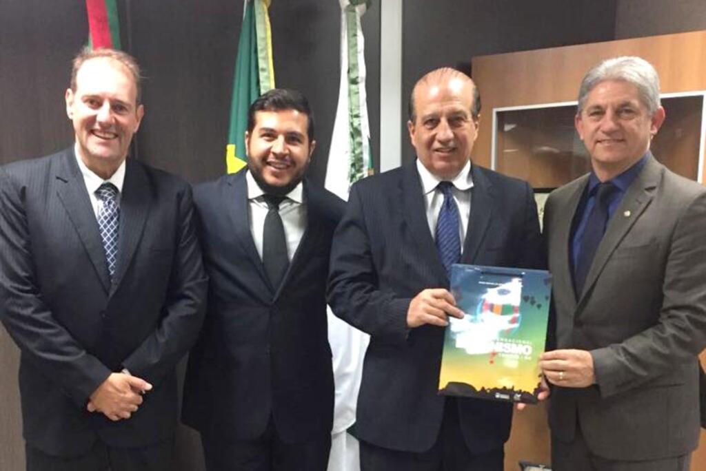 PREFEITO E SECRETÁRIO VIAJAM EM BUSCA  DE RECURSOS PARA O MUNICÍPIO