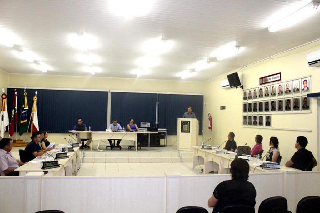 PREFEITO DEFENDE AUMENTO SALARIAL DE CONSELHEIROS TUTELARES  E FUNCIONÁRIOS DA EDUCAÇÃO