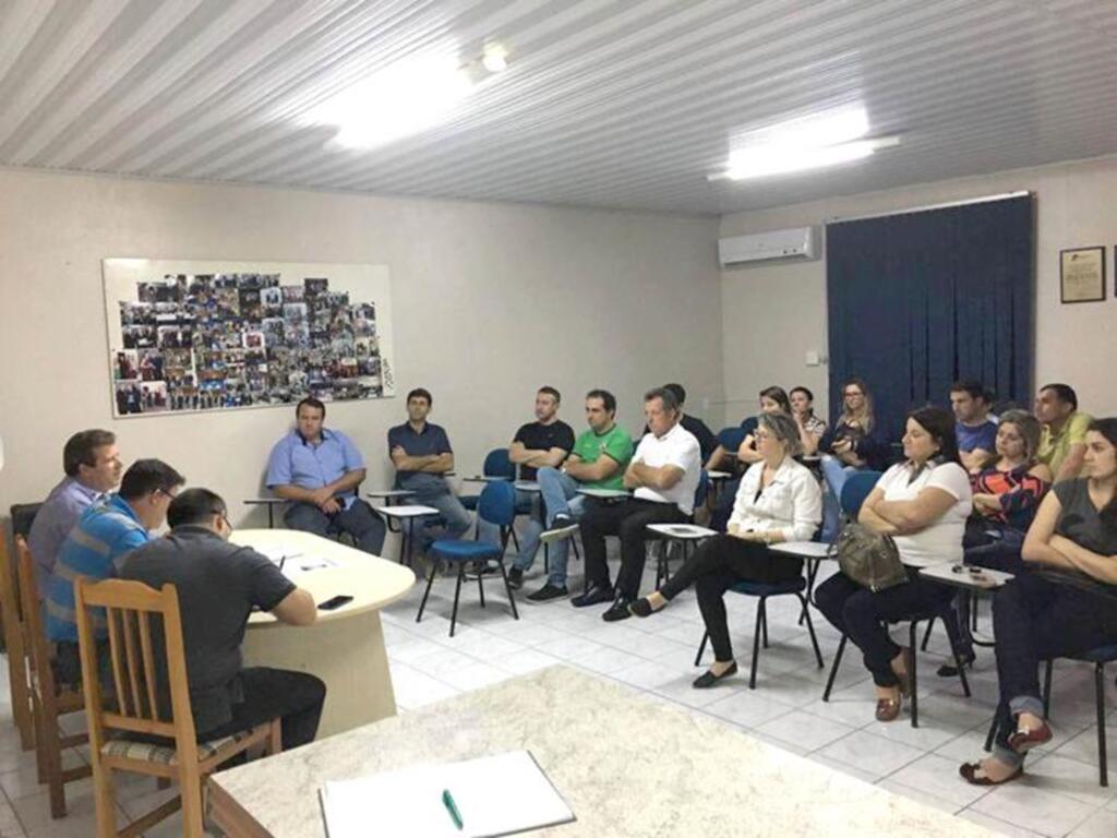 CDL DE SÃO JOÃO DO SUL REALIZA REUNIÃO COM OS ASSOCIADOS