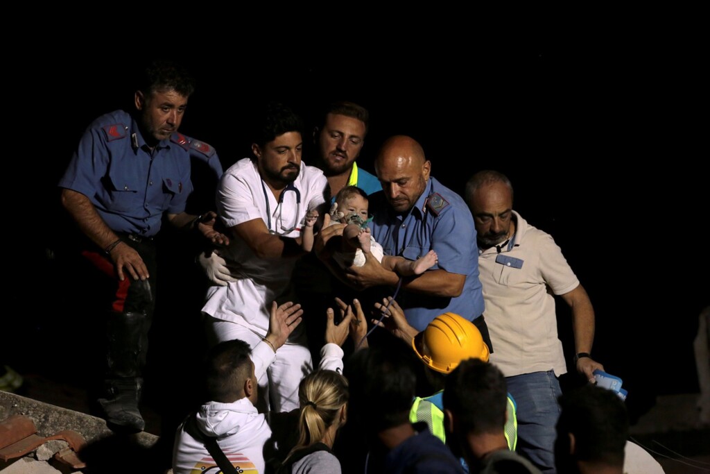Bebê e irmãos são retirados de escombros após terremoto na Itália