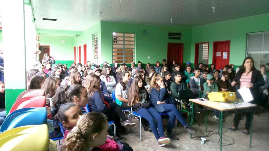 TEMA DO CONCURSO JOVEM  SENADOR É TRABALHADO  NA EEB BULCÃO VIANA