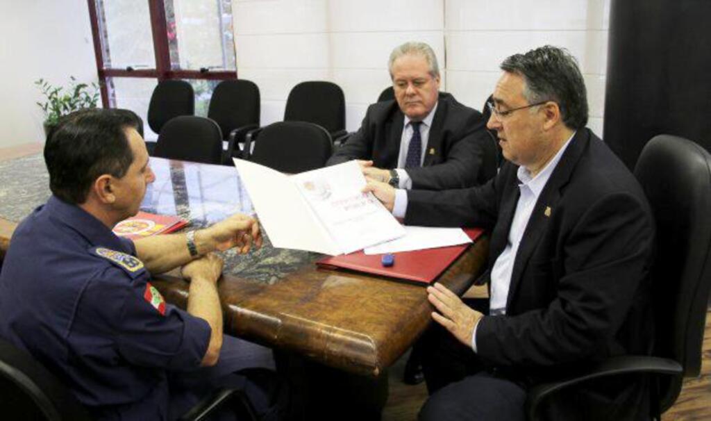 COLOMBO ANUNCIA  CONCURSO PARA  CORPO DE BOMBEIROS COM 300 VAGAS