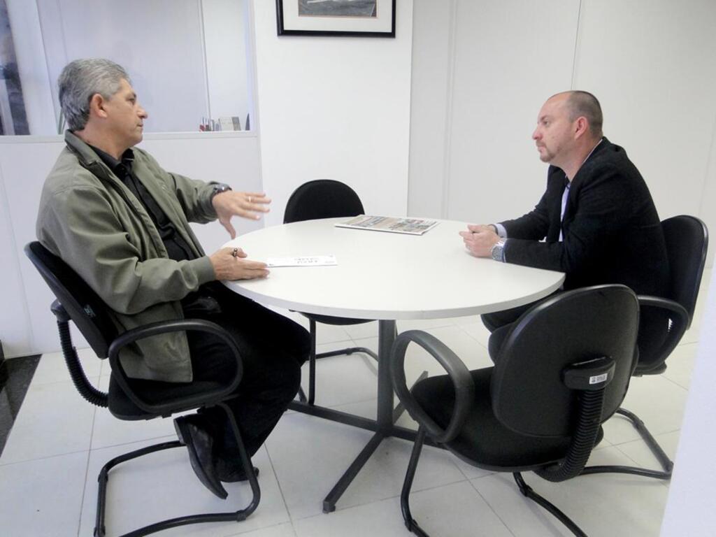 JONAS E CARLOS TRATAM DE  ASSUNTOS DE INTERESSE COMUM DOS DOIS MUNICÍPIOS