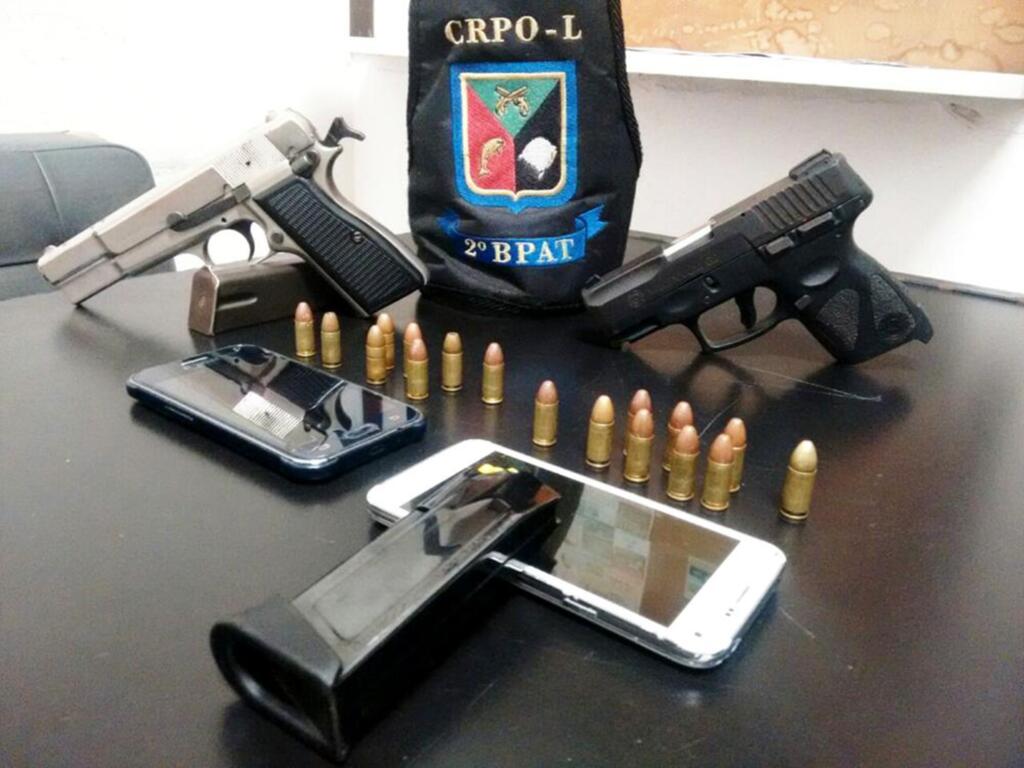 BRIGADA MILITAR DE TORRES PRENDE DOIS HOMENS POR PORTE ILEGAL DE ARMA DE FOGO