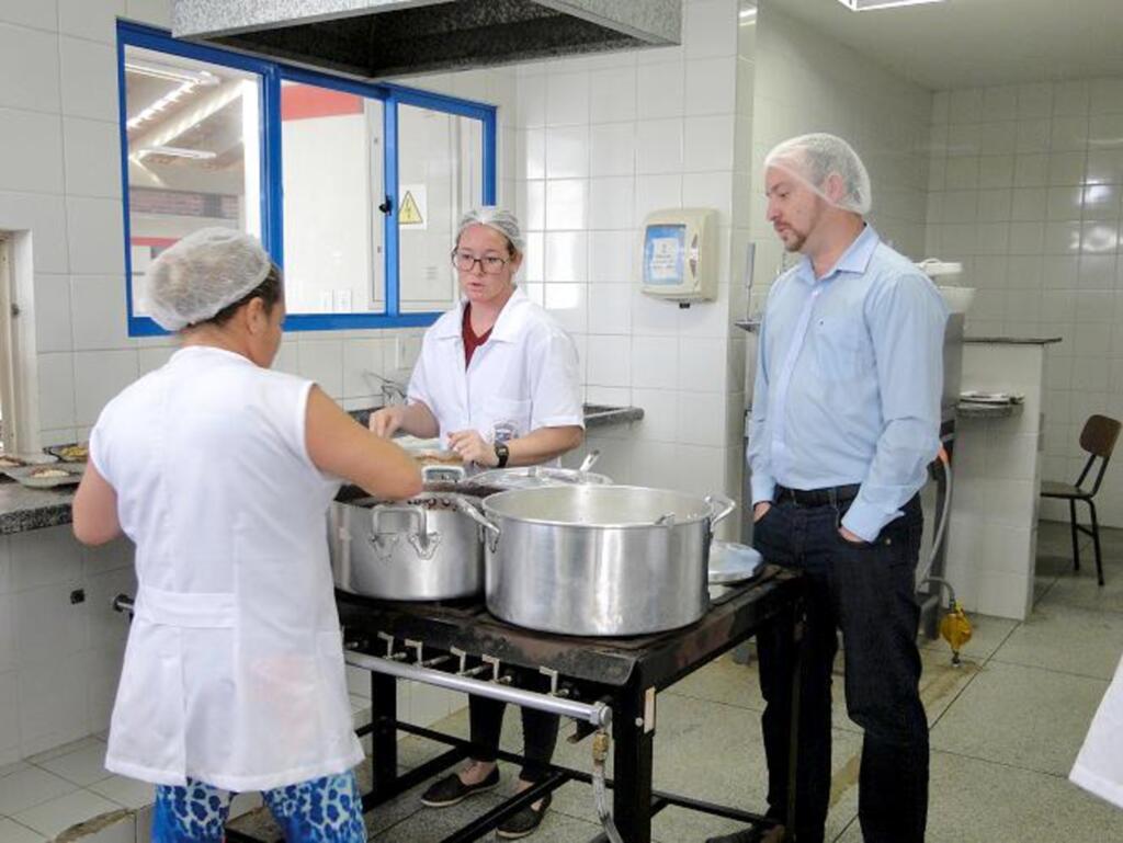 PREFEITO JONAS ACOMPANHA  A QUALIDADE DA MERENDA  ESCOLAR DE PASSO DE TORRES