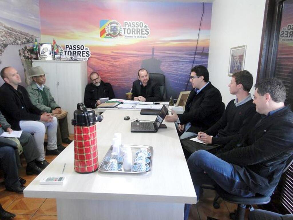 PREFEITO JONAS SOUZA REÚNE PROFISSIONAIS DO SETOR IMOBILIÁRIO DE PASSO DE TORRES