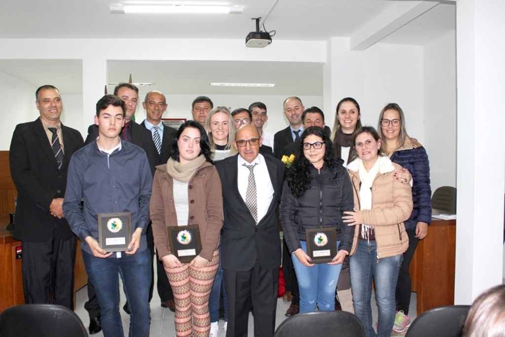 VEREADORES HOMENAGEIAM ALUNOS EM PASSO DE TORRES