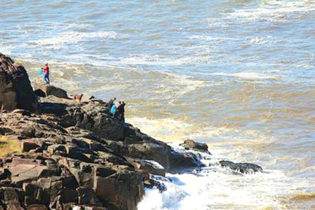 SECRETARIA DE TURISMO DE TORRES ALERTA SOBRE OS PERIGOS DA REDE DE PESCA EM LOCAIS PROIBIDOS