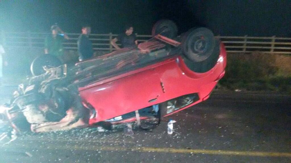 CARRO CAPOTA APÓS COLISÃO EM SÃO JOÃO DO SUL