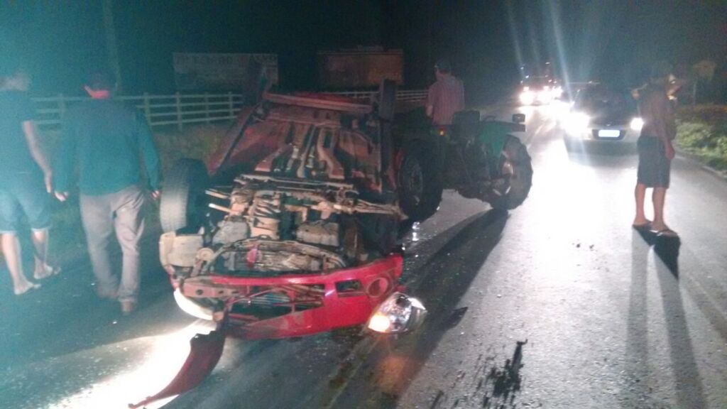 CARRO CAPOTA APÓS COLISÃO EM SÃO JOÃO DO SUL