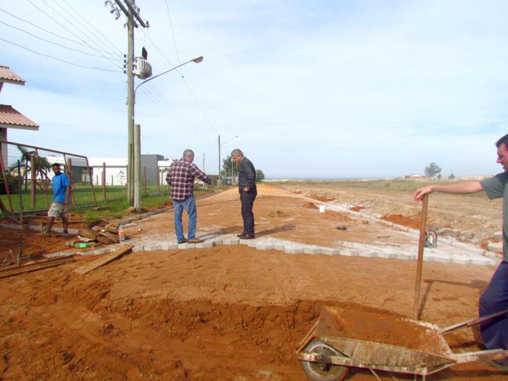 PREFEITO E SECRETÁRIO DE OBRAS DE TORRES VISITAM PRAIAS DO SUL