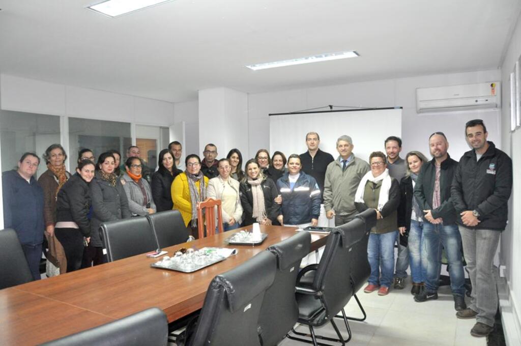 SERVIDORES PEDEM A PERMANÊNCIA DE SUZANA MACHADO À FRENTE DA SECRETARIA DE SAÚDE DE TORRES