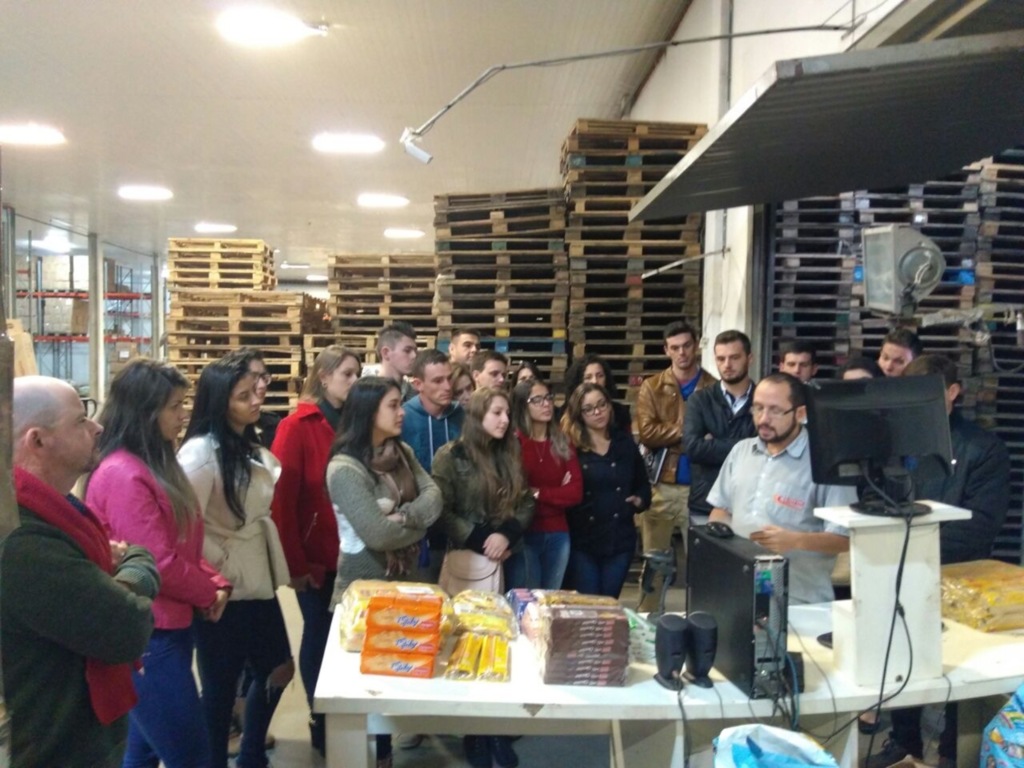 ADMINISTRAÇÃO DA ULBRA TORRES VISITA EMPRESA DE DISTRIBUIÇÃO DE ALIMENTOS