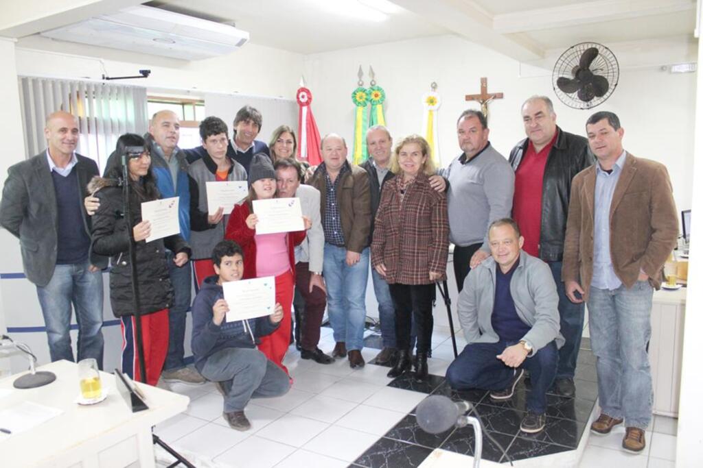 ALUNOS DA APAE RECEBEM HOMENAGEM  NA CÂMARA DE TORRES
