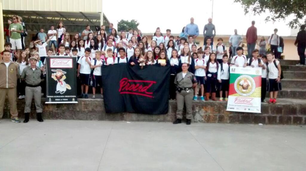MAIS DE 400 ALUNOS PARTICIPAM DO PROERD EM TORRES