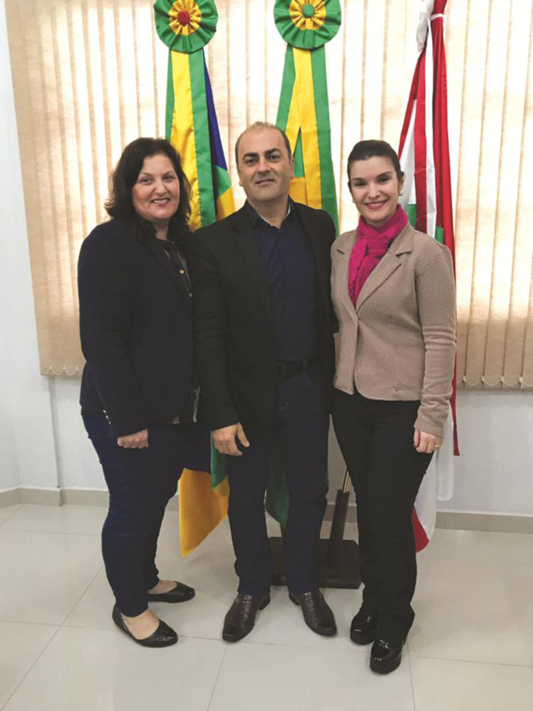  - Prefeito Henrique Maciel ao lado da ex-secretária Wanderléia (à esquerda) e da nova secretária, Ritha.