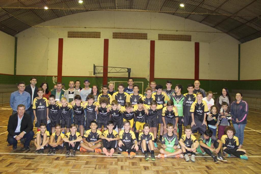 PREFEITURA ENTREGA UNIFORMES DO PROJETO ANJOS DO FUTSAL AOS ATLETAS DE SÃO JOÃO DO SUL