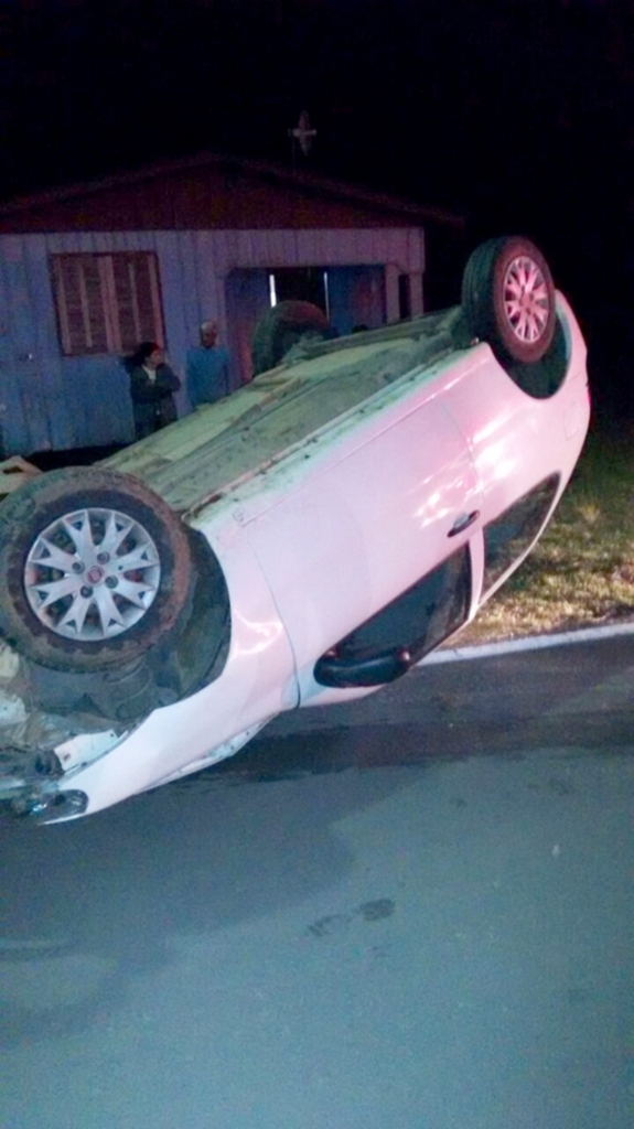 VEÍCULO DE  TORRES CAPOTA  EM SANTA ROSA DO SUL