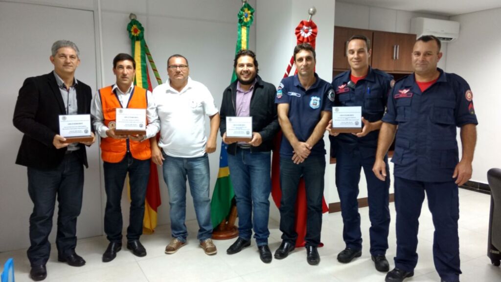 AUTORIDADES RECEBEM HOMENAGEM DA DEFESA CIVIL