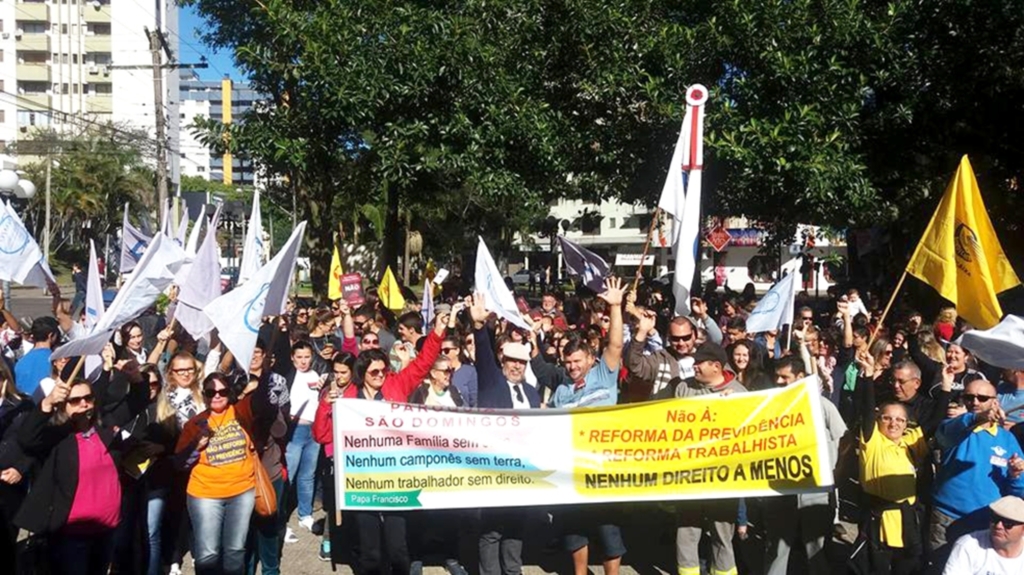 MANIFESTANTES FECHAM A BR-101 DURANTE PARALISAÇÃO GERAL